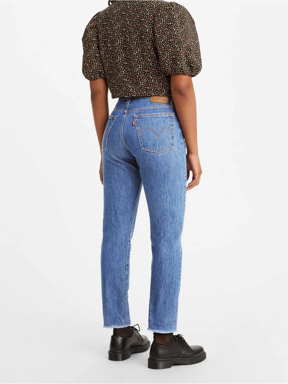 🩵 Levi's Wedgie Straight Denim — Light Blue with Gold Stitching